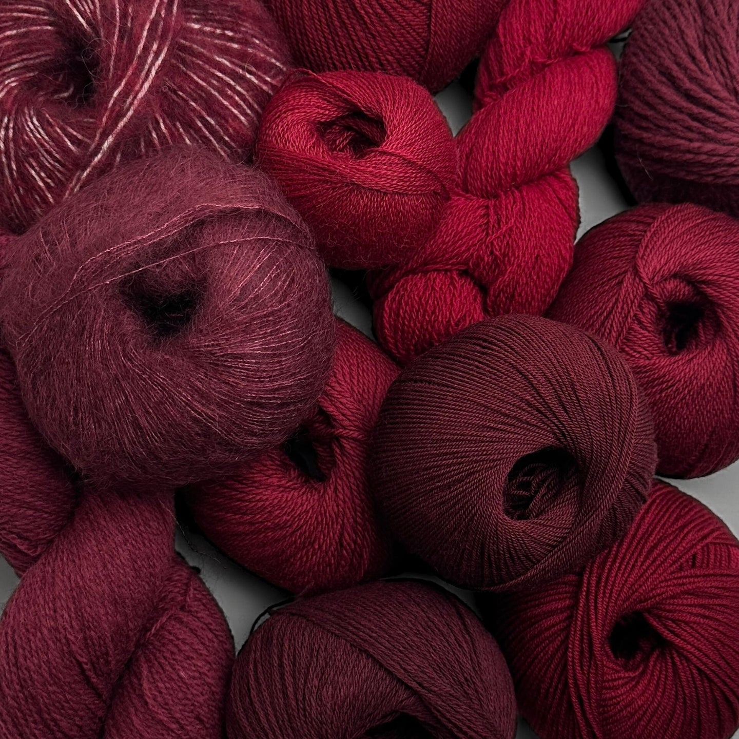 Bordeaux & vinrød garn