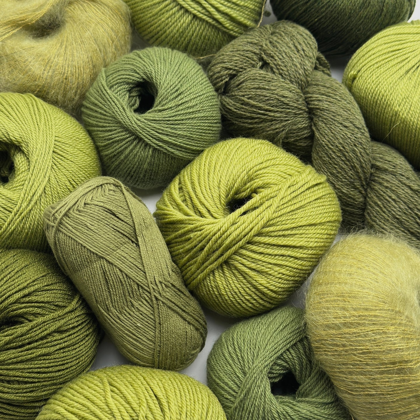 Matchagrøn & olivengrøn garn