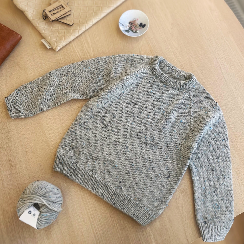 Strikkekit (uden opskrift) - Hanstholm Sweater Junior af PetiteKnit (Misina Tweed)