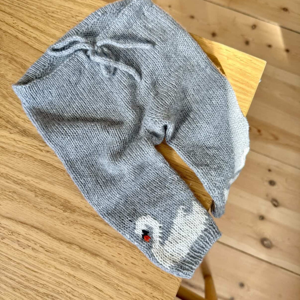 Strikkekit - Svane Bukser Mini af Strandknit (Eco Soft Cashmere)