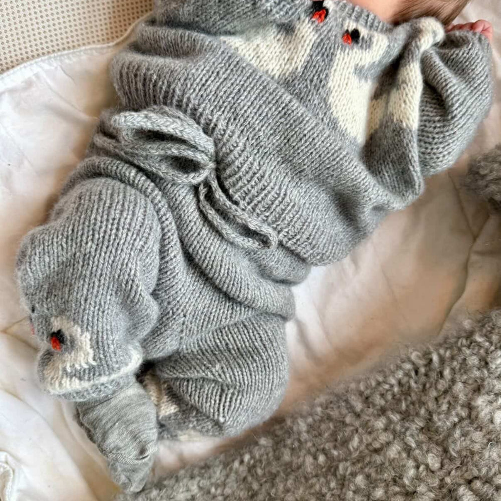Strikkekit - Svane Bukser Mini af Strandknit (Eco Soft Cashmere)