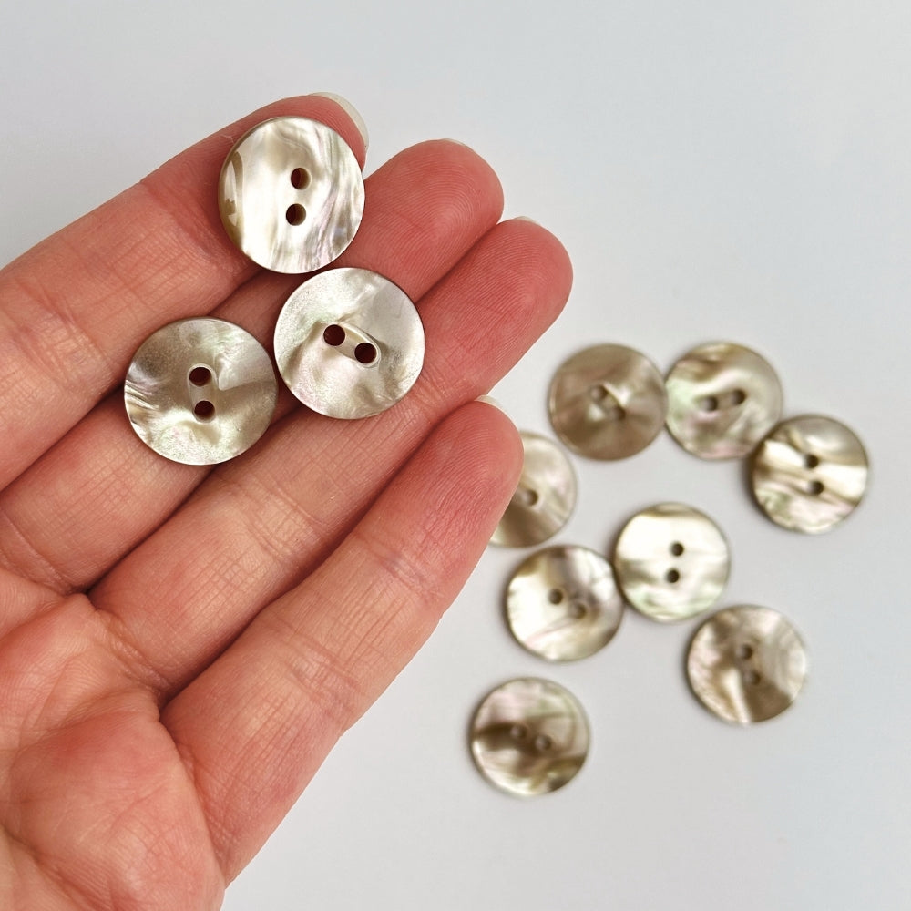 Knap - Perlemor Look - Lys Creme - 18 mm