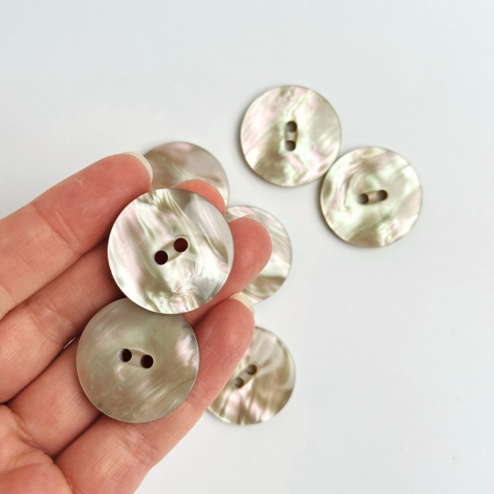 Knap - Perlemor Look - Lys Creme - 28 mm