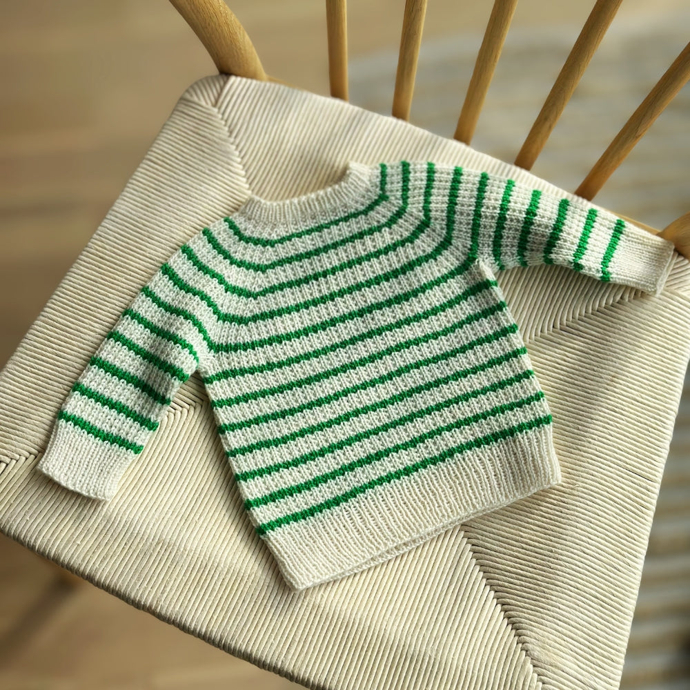 Strikkekit (uden opskrift) - Friday Sweater Baby af PetiteKnit (VIP)