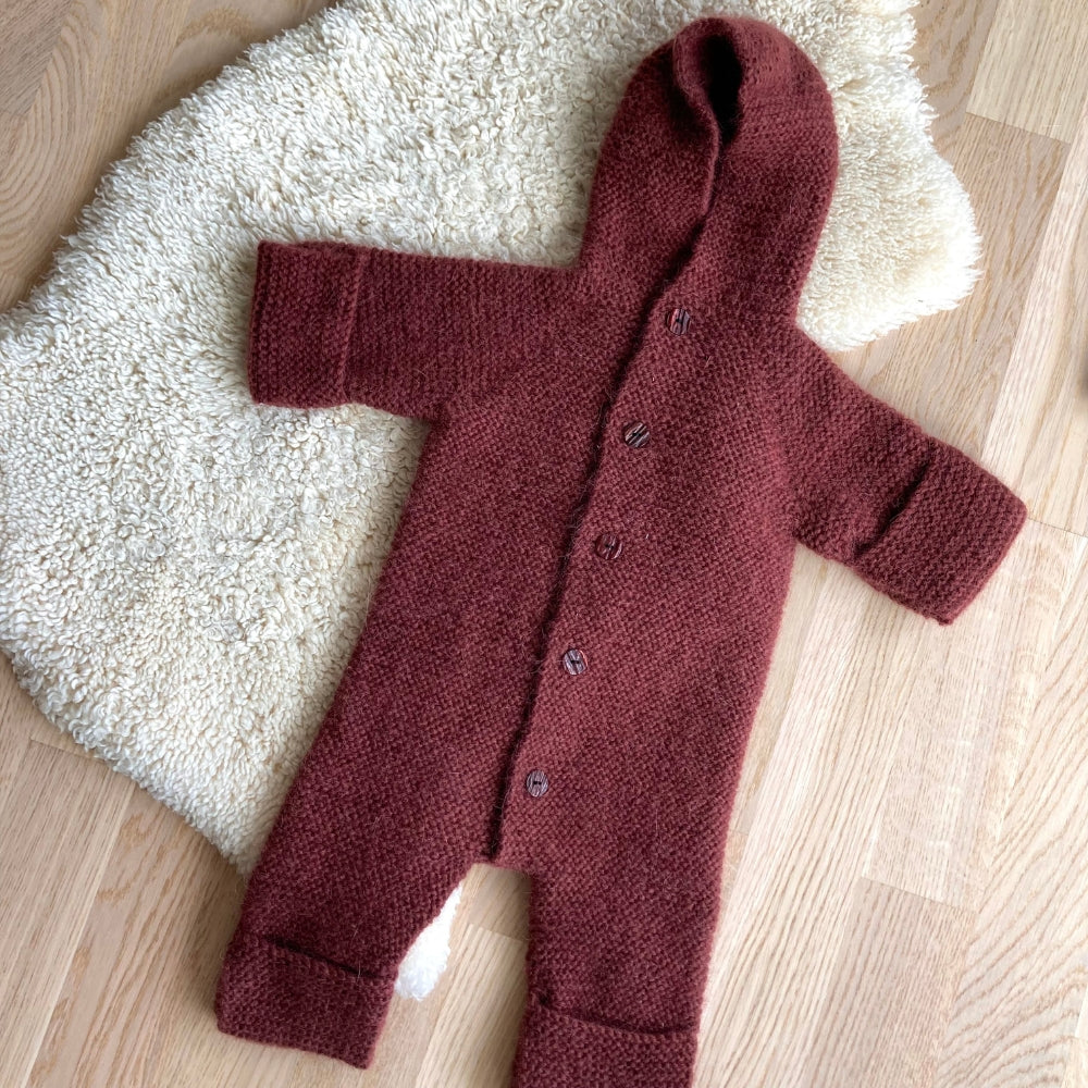 Strikkekit (uden opskrift) - Selmas Sovedragt af PetiteKnit (Samay)