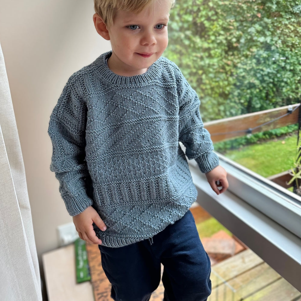 Strikkekit (uden opskrift) - Storm Sweater Junior af PetiteKnit (Misina)
