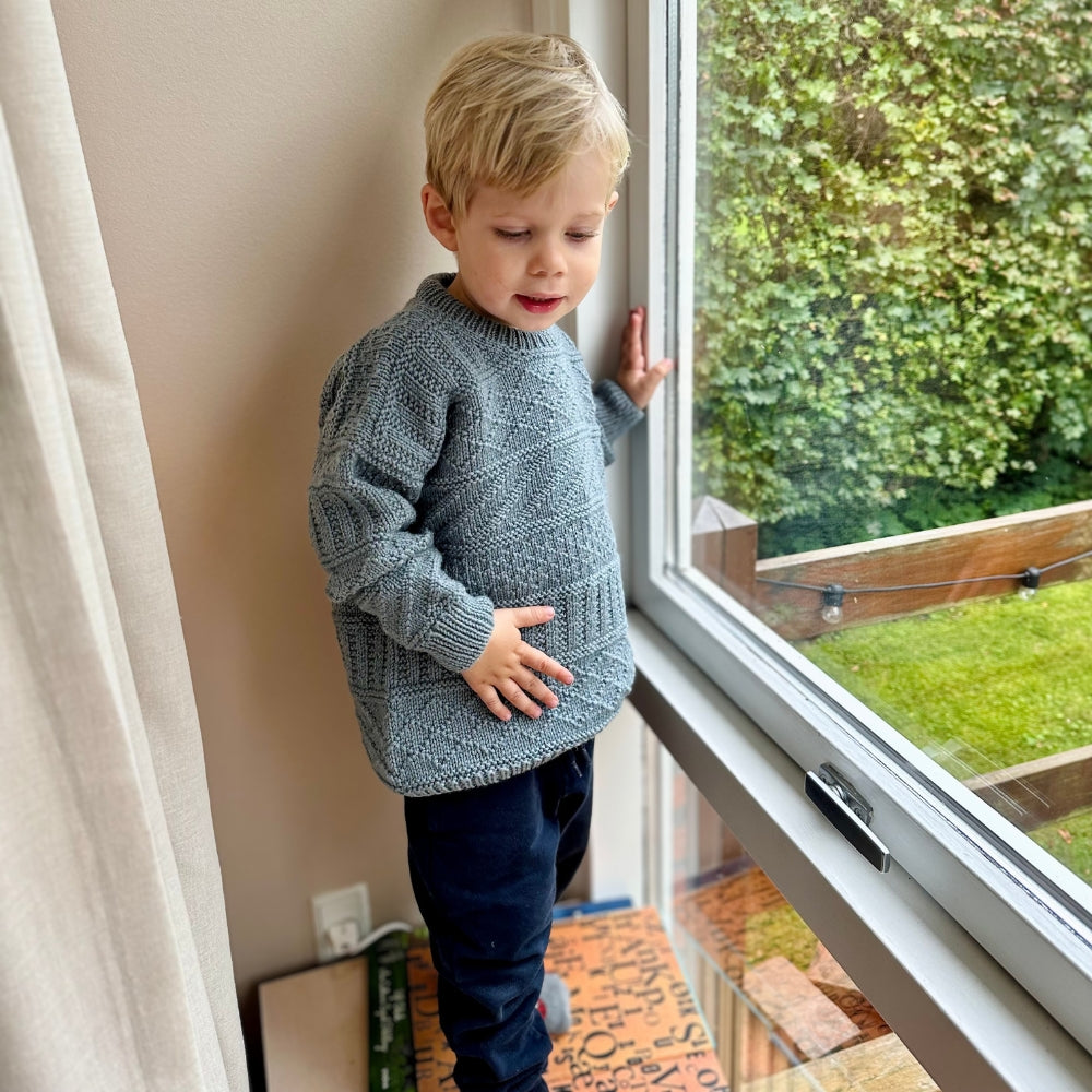 Strikkekit (uden opskrift) - Storm Sweater Junior af PetiteKnit (Misina)