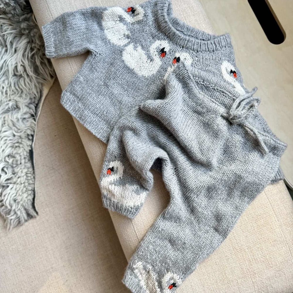 Strikkekit - Svane Bukser Mini af Strandknit (Eco Soft Cashmere)