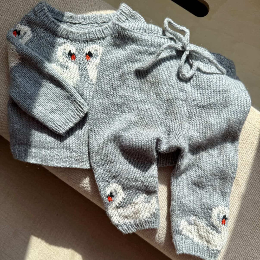 Strikkekit - Svane Bukser Mini af Strandknit (Eco Soft Cashmere)