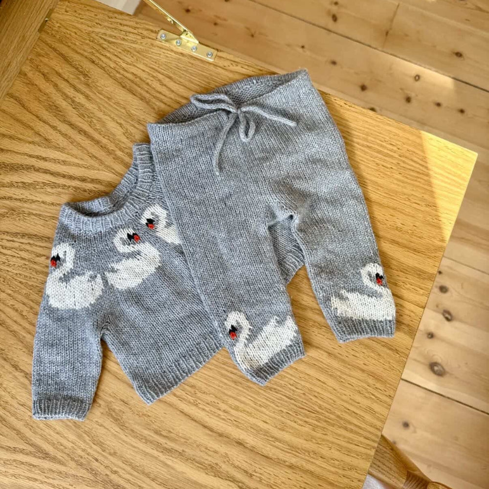 Strikkekit - Svane Bukser Mini af Strandknit (Eco Soft Cashmere)